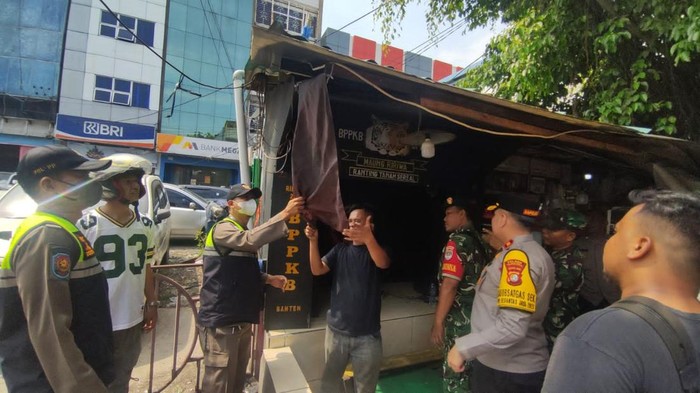 Atribut-atribut ormas yang terpasang di ruang publik di Tambora, Jakbar, ditertibkan. Penertiban dilakukan untuk mencegah konflik sosial. (dok Istimewa)