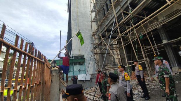 Atribut-atribut ormas yang terpasang di ruang publik di Tambora, Jakbar, ditertibkan. Penertiban dilakukan untuk mencegah konflik sosial. (dok Istimewa)