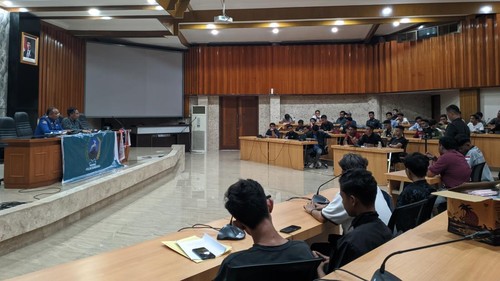 Audiensi puluhan mahasiswa seusai berdemonstrasi soal pembentukan Provinsi Pulau Sumbawa di kantor Gubernur NTB, Kamis (15/5/2025). (Ahmad Viqi/detikBali)