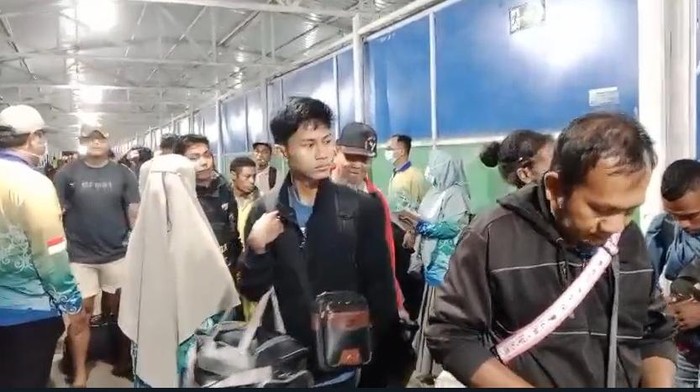 Bakamla RI dan Satgas TNI Gagalkan Pengiriman 25 CPMI Ilegal ke Malaysia Bakamla dan TNI gagalkan 25 CPMI ilegal tujuan Malaysia di Pelabuhan Nunukan. Mereka diamankan dari KM Bukit Siguntang dan dibawa ke BP3MI untuk pendataan.