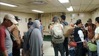 Sebanyak 17 orang berhasil diamankan di kapal, sementara delapan lainnya sempat melarikan diri namun identitas mereka sudah dikantongi.  