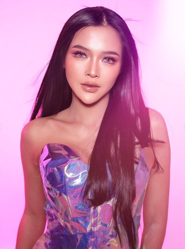 Tak sedikit yang menyebut kecantikan Bella unreal dalam pemotretan tersebut. CWANTIKE UNREAL!! komentar salah seorang netizen. tombol like barbie hidup, tambah netizen lain. Foto: Instagram/@bellabonita_r.a