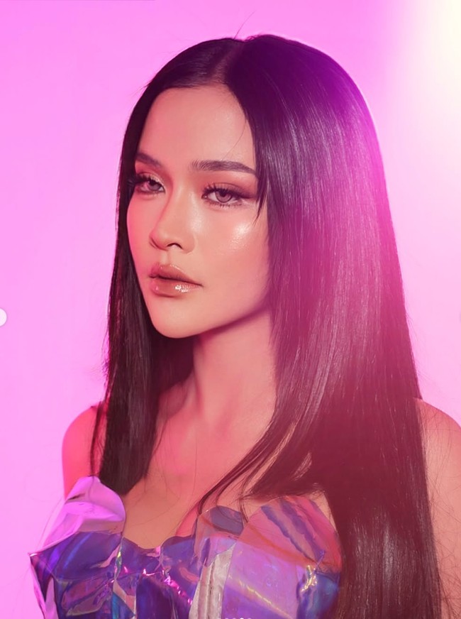 Riasan wajah Bella Bonita dalam pemotretan tampak flawless dan glowing, hasil tangan MUA Rika Sofiyana. Bagian matanya tampak lentik dan tetap natural dengan bulu mata palsu yang ringan. Ia juga mengenakan softlens berwarna terang untuk mempercantik matanya. Sementara bagian bibirnya diberi warna nude yang glossy, memberi kesan natural namun tetap elegan. Foto: Instagram/@bellabonita_r.a