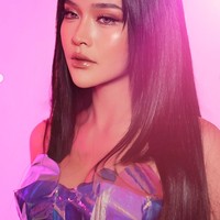 Riasan wajah Bella Bonita dalam pemotretan tampak flawless dan glowing, hasil tangan MUA Rika Sofiyana. Bagian matanya tampak lentik dan tetap natural dengan bulu mata palsu yang ringan. Ia juga mengenakan softlens berwarna terang untuk mempercantik matanya. Sementara bagian bibirnya diberi warna nude yang glossy, memberi kesan natural namun tetap elegan. Foto: Instagram/@bellabonita_r.a