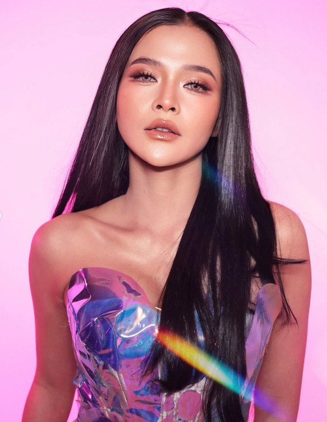 Dibantu dengan fotografer Rodeo Pradani, ibu satu anak itu memamerkan berbagai gayanya yang menawan. Tak sedikit netizen yang dibuat terkagum-kagum melihat hasil pemotretan wanita yang akrab disapa Belbon itu. Foto: Instagram/@bellabonita_r.a