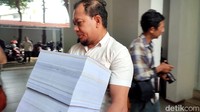 Petugas membawa berkas kasus bullying PPDS Undip.
