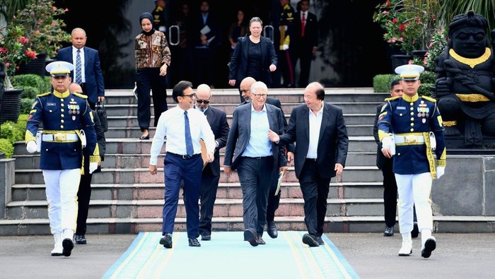 Bill Gates-Tahir Temui Presiden Prabowo di Istana, Bahas Isu Kesehatan Tokoh filantropi dunia Bill Gates dan Pendiri Mayapada Group Datoβ Sri Tahir meninggalkan Istana Kepresidenan, Jakarta, setelah bertemu dengan Presiden RI Prabowo Subianto. Pertemuan ini turut dihadiri sejumlah menteri dan tokoh industri nasional.