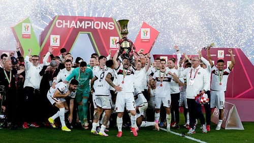 Riccardo Orsolini of Bologna FC and his team mates celebrates rising up the cup at the end of the Coppa Italia Frecciarossa  Final match between AC Milan and Bologna FC at Stadio Olimpico on May 14, 2025 in Rome, Italy. (Photo by Giuseppe Maffia/NurPhoto via Getty Images)