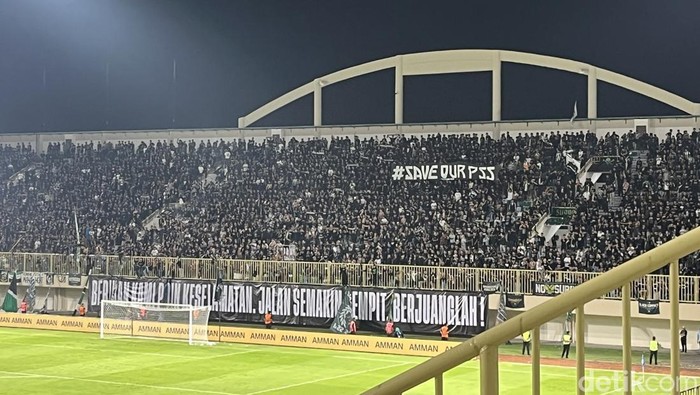 Brigata Curva Sud (BCS) saat laga PSS Sleman vs PSM Makassar di Stadion Maguwoharjo, Sleman, Sabtu (3/5/2025).