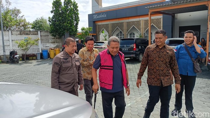 Mantan Bupati Lobar Zaini Arony didampingi kuasa hukumnya di Kejari Mataram pada Kamis (15/5/2025). (Foto : Abdurrasyid Efendi/detikBali).