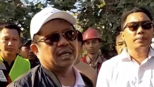 Bupati Lombok Barat, Lalu Ahmad Zaini, saat terjun langsung membuka proyek perbaikan jalan Terong Tawah, di Desa Terong Tawah, Kecamatan Labuapi, Rabu (14/5/2025).