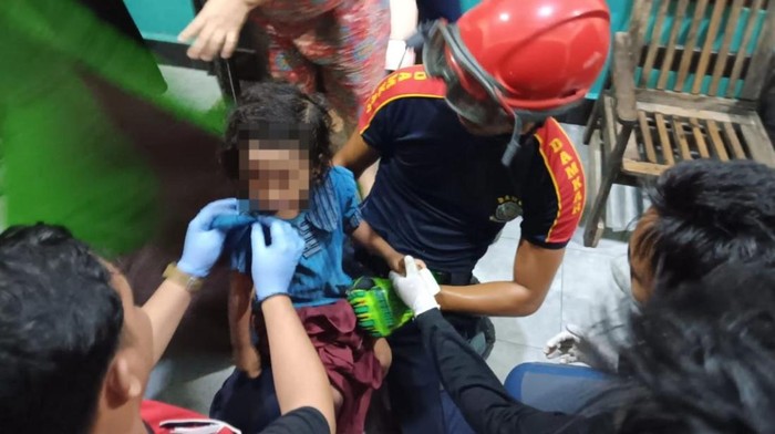 Damkar Banjarmasin evakuasi anak yang tangannya masuk kloset.