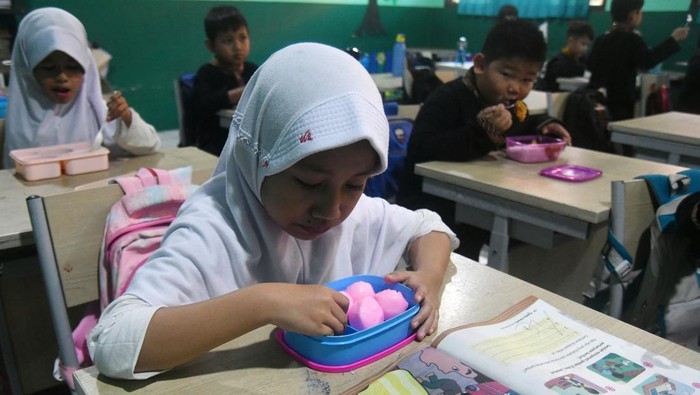 Guru mengajar siswa di SDN Kedung Jaya 2 yang menerima layanan program Makan Bergizi Gratis (MBG) dari dapur Satuan Pelayanan Pemenuhan Gizi (SPPG) milik Bosowa Bina Insani di Kota Bogor, Jawa Barat, Kamis (15/5/2025).  Kepala Badan Gizi Nasional Dadan Hindayana mengatakan menghentikan sementara operasional dapur SPPG milik Bosowa Bina Insani, Kota Bogor itu menyusul kasus keracunan massal yang menimpa sedikitnya 223 siswa dan guru dari 13 sekolah yang menerima layanan program MBG dari dapur tersebut. ANTARA FOTO/Arif Firmansyah