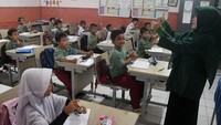 Kepala Badan Gizi Nasional Dadan Hindayana mengatakan menghentikan sementara operasional dapur SPPG milik Bosowa Bina Insani, Kota Bogor itu menyusul kasus keracunan massal yang menimpa sedikitnya 223 siswa dan guru dari 13 sekolah yang menerima layanan program MBG dari dapur tersebut.