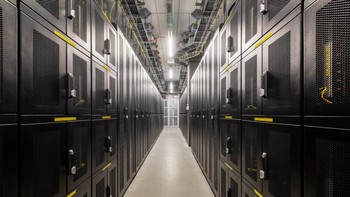 JK1 adalah gedung delapan lantai yang pada tahap awal menyediakan 550 rak server, dengan kapasitas total mencapai 1.600 rak server dan luas ruang kolokasi 5.300 meter persegi saat sepenuhnya rampung. Foto: (Equinix).