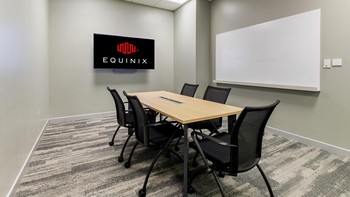 JK1 ini menyediakan akses ke ekosistem lokal yang terdiri dari lebih dari 50 layanan cloud, jaringan, dan pertukaran internet, termasuk Alibaba Cloud, Amazon Web Services, Microsoft Azure, dan Google Cloud.