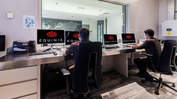 JK1 dekat dengan titik-titik pertukaran internet utama di wilayah ini, memungkinkan perusahaan Indonesia terhubung dengan jaringan pusat data International Business Exchange (IBX) Equinix yang luas di seluruh dunia. Foto: (Equinix).