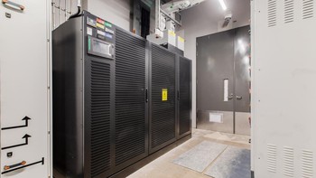 JK1 mengintegrasikan prinsip keberlanjutan dalam desainnya dengan memanfaatkan teknologi inovatif seperti Cooling Array dan pendingin cair (liquid cooling), untuk pengelolaan panas yang efisien bagi beban kerja komputasi berkinerja tinggi, termasuk AI. Foto: (Equinix).