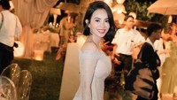 Ini momen Dearly Joshua saat menghadiri pesta pernikahan Luna Maya dan Maxime Bouttier. Ia berpose di area jamuan makan yang telah didesain cantik. Foto: Instagram @dearlyjoshua