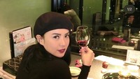 Ada momen saat menikmati salad segar dan wine. Outfitnya saat menikmati wine ini sukses menarik perhatian. Foto: Instagram @dearlyjoshua