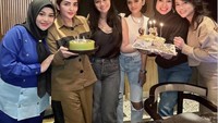 Dearly Joshua juga akrab dengan beberapa artis tanah air, salah satunya dengan Ashanty. Ini momennya saat makan bersama. Foto: Instagram @dearlyjoshua