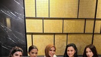 Kedekatan Dearly Joshua dengan Ashanty juga terlihat di momen ini. Mereka dengan teman lainnya makan bersama di restoran barbeque. Foto: Instagram @dearlyjoshua