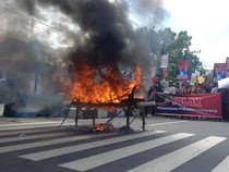 Massa di Sampang Bakar Keranda Mayat Tolak Penundaan Pilkades