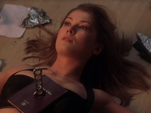 Masa Kelam Audisi Bond Girl, Rosamund Pike Diminta Buka Baju