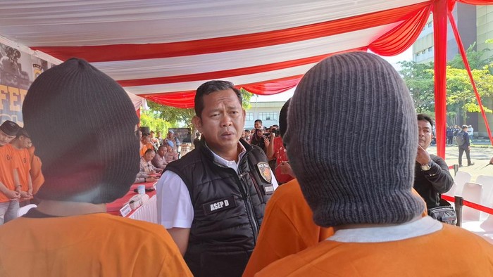 Direskrimum Polda Riau saat menginterogasi pelaku. (Raja Adil Siregar/detikSumut)