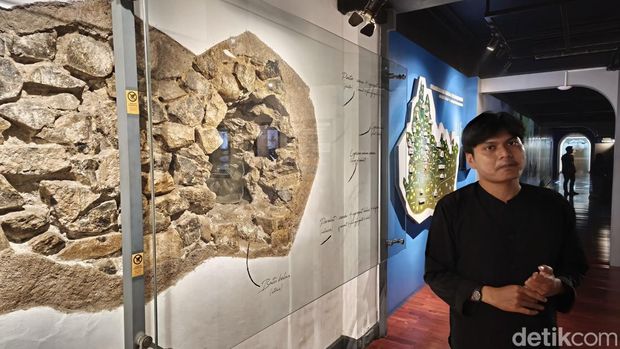 Edukator Museum Gedung Sate, Wenno Guna Utama saat menjelaskan soal mitos terowongan. Edukator Museum Gedung Sate, Wenno Guna Utama saat menjelaskan soal mitos terowongan.