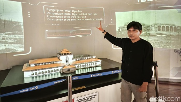 Edukator Museum Gedung Sate, Wenno Guna Utama saat menjelaskan soal mitos terowongan.