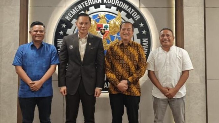 Foto bersama Ketua DPD Partai Demokrat NTB Indra Jaya Usman, Menko IPK Agus Harimurti Yudhoyono (AHY), dan Gubernur NTB Lalu Muhamad Iqbal seusai pertemuan, Kamis (15/5/2025). (Dok. Tim Iqbal-Dinda)