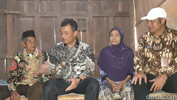 Gubernur Ahmad Luthfi saat meninjau salah satu RTLH yang akan mendapat bantuan rehab di Dukuh Karangnongko, Desa Selodoko, Kecamatan Ampel, Kabupaten Boyolali, Kamis (15/5/2025).