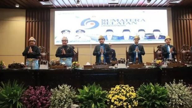 Gubernur dan Wakil Gubernur serta Ketua DPRD dan wakil dalam rapat paripurna HUT Sumsel ke-79