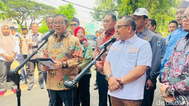 Gubernur Jakarta Pramono Anung meninjau RW 01, Menteng, Jakarta Pusat atau yang dikenal Menteng Tenggulun. Dia menyebut ada 55 RW yang perlu diperbaiki. (Kadek/detikcom)