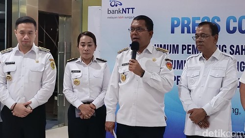 Gubernur NTT Melkiades Laka Lena memberikan keterangan pers seusai RUPS Bank NTT, Kamis (15/5/2025) dini hari.