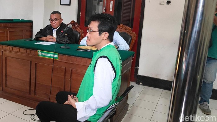 Irwan Santoso saat menjalani persidangan di PN Surabaya.