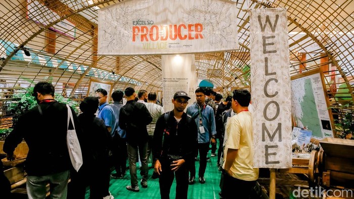 Jakarta Jadi Tuan Rumah Pameran Kopi Internasional Sejumlah pengunjung tampak antusias menghadiri pameran World of Coffee Jakarta 2025 yang digelar di Jakarta International Convention Center (JICC), Kamis (15/5/2025). Suasana ramai terlihat sejak pagi hari, menandai dimulainya agenda kopi internasional ini.