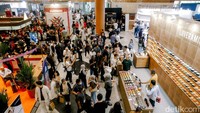 Sejumlah pengunjung tampak antusias menghadiri pameran World of Coffee Jakarta 2025 yang digelar di Jakarta International Convention Center (JICC), Kamis (15/5/2025). Suasana ramai terlihat sejak pagi hari, menandai dimulainya agenda kopi internasional ini.