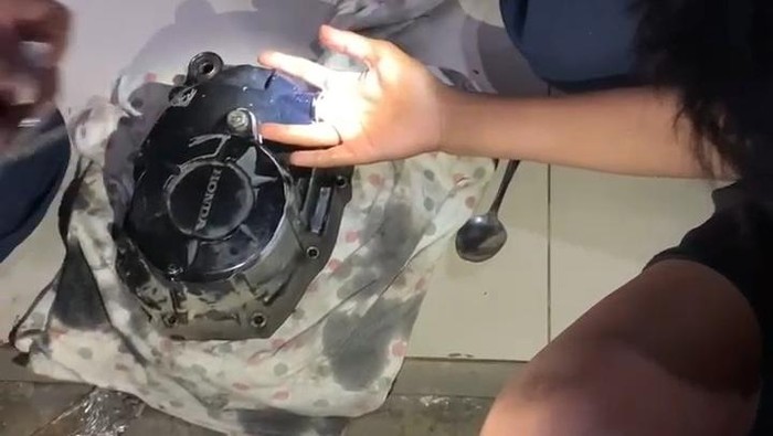 Jari tangan remaja di Cibinong, Bogor tersangkut di lubang oli mesin saat memperbaiki motor. Korban minta tolong Damkar Kabupaten Bogor. (dok Istimewa)