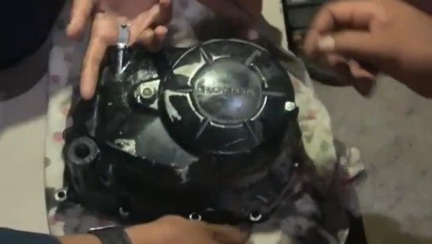 Jari tangan remaja di Cibinong, Bogor tersangkut di lubang oli mesin saat memperbaiki motor. Korban minta tolong Damkar Kabupaten Bogor. (dok Istimewa)