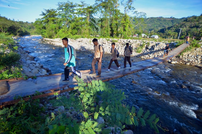 Jembatan darurat pasca banjir bandang tetap dimanfaatkan Warga menggunakan sepeda motor melewati jembatan darurat di Nagari Koto Rawang, Kecamatan IV Jurai, Pesisir Selatan, Sumatera Barat, Kamis (15/5/2025). Jembatan darurat yang dibuat pasca banjir bandang tahun lalu itu masih digunakan untuk akses utama bagi masyarakat setempat, walaupun kondisinya membahayakan. ANTARA FOTO/Iggoy el Fitra/Spt.