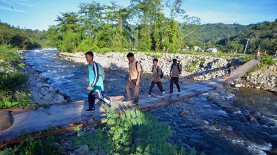 Penampakan Jembatan Darurat di Pesisir Selatan yang Kondisinya Membahayakan