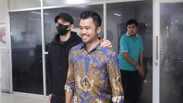 Jonathan Frizzy (pria yang berpakaian serba hitam) jalani wajib lapor. (Dok. ist)