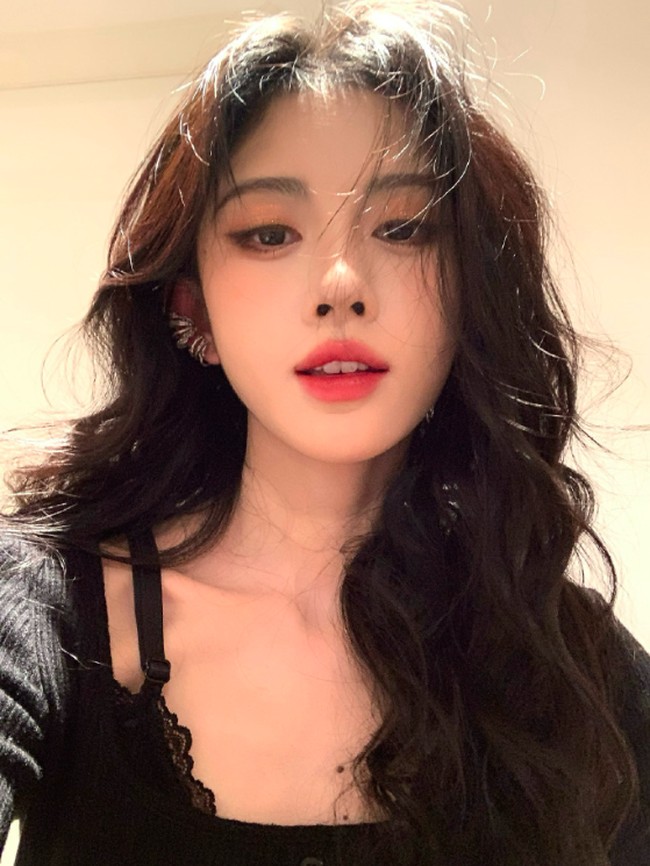 Nama Ju Jingyi sering muncul dalam daftar wanita tercantik dunia. Bintang ‘In Blossom’ tersebut pernah menempati urutan tujuh dalam daftar TC Candler pada 2017. Foto: Weibo Ju Jingyi