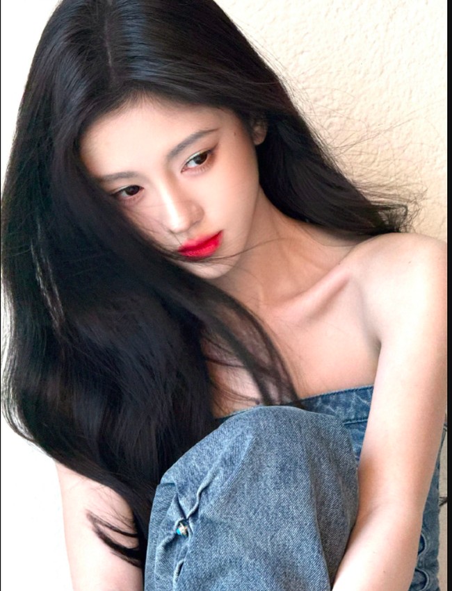 6. Ju Jingyi - Ju Jingyi memulai kariernya sebagai idol CPop sebelum jadi aktris. Manten personel SNH48 itu punya wajah kecil dengan fitur-fitur yang lancip. Ia bahkan pernah diberi julukan sebagai kecantikan yang muncul sekali dalam 4.000 tahun oleh media lokal.