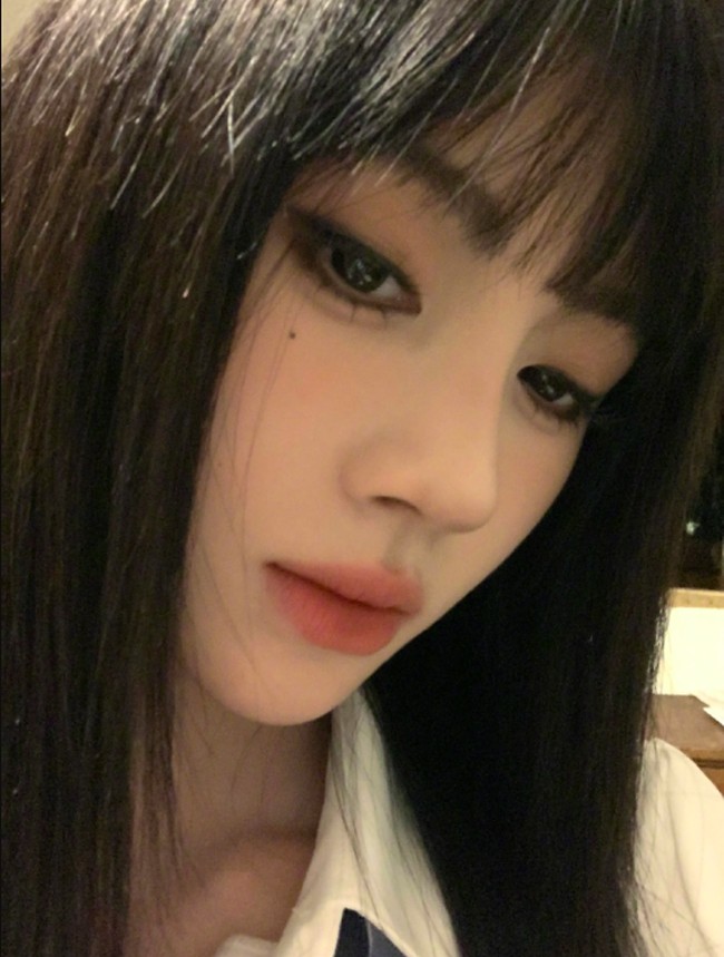 Kecantikannya yang dijuluki ‘1 dari 4.000 tahun’ itu sempat menuai perdebatan bahkan disebut salah interpretasi. Namun tidak diragukan bahwa ia memiliki wajah yang cantik. Foto: Weibo Ju Jingyi