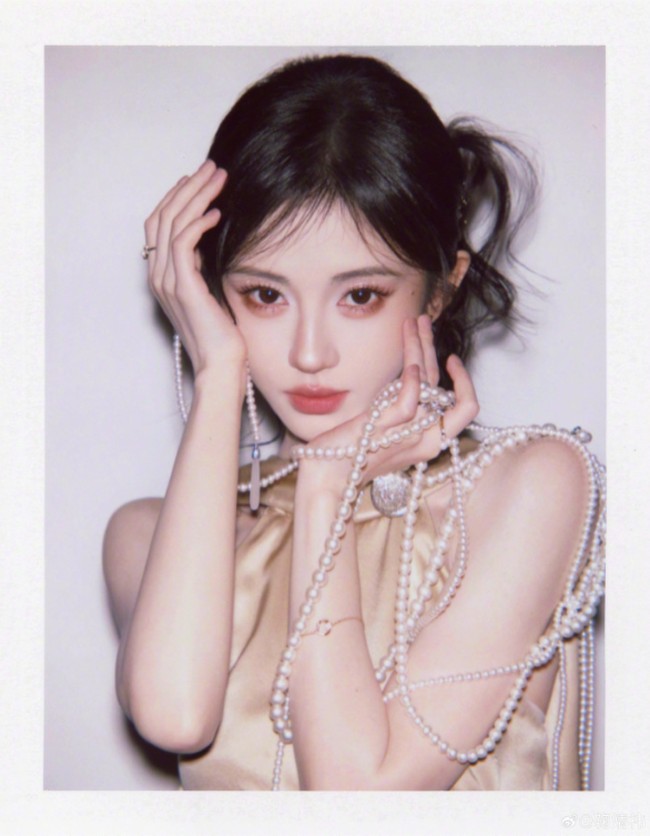 Ju Jingyi adalah aktris asal China yang memulai kariernya sebagai idol CPop. Wanita tersebut merupakan salah satu member paling populer dari SNH48 karena bakat dan kecantikannya. Foto: Weibo Ju Jingyi