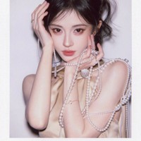 Ju Jingyi adalah aktris asal China yang memulai kariernya sebagai idol CPop. Wanita tersebut merupakan salah satu member paling populer dari SNH48 karena bakat dan kecantikannya. Foto: Weibo Ju Jingyi