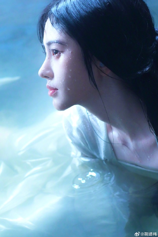 Kini Ju Jingyi lebih dikenal sebagai aktris dibanding penyanyi. Wanita itu memulai debutnya dalam drama pada 2016 ketika membintangi ‘Novoland: The Castle in the Sky’. Foto: Weibo Ju Jingyi